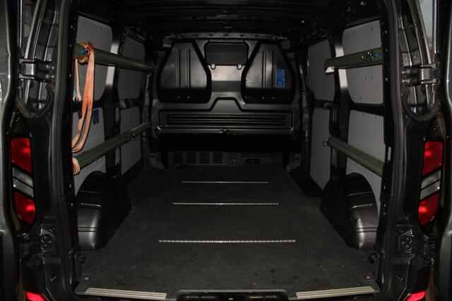 Ford TRANSIT CUSTOM 320 2.0-136 pk TDCI L1H1 Trend. Fabrieksgarantie tot 10-2028 ! Volledige fotoreportage volgt z.s.m. Adapt. Cruise Cntrl, Navigatie, Camera, PDC V+A, Apple Carplay/Android auto, LED verl., Laadruimte bekleed, Bijrijdersbank, Spiegel-, stoel en voorraamverw