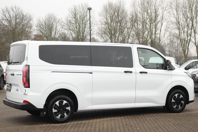 Ford TRANSIT CUSTOM E-Transit 320 L2H1 Kombi | 9 persoons | Trend | 65kWh | 160kW/218pk | Trekgewicht 2300kg | Camera | Carplay/Android | Cruise | Lease 824,- p/m