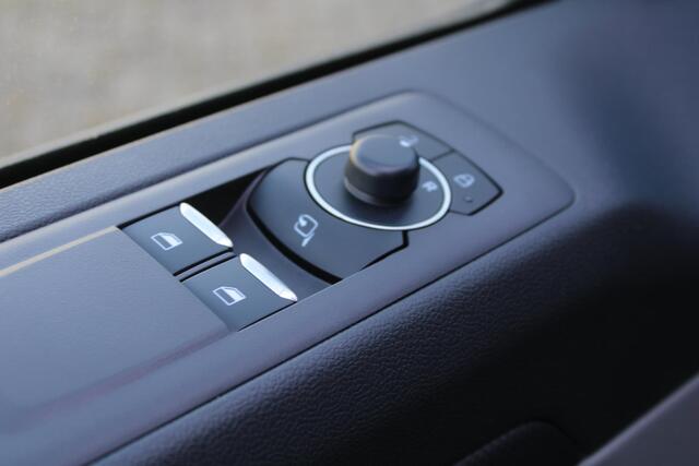 Ford TRANSIT CUSTOM 320 2.5 PHEV L2H1 Sport 233pk | Inklapbare trekhaak | 19 inch lichtmetalen Sport velgen (mat zwart) | Verwarmbaar stuurwiel | Navigatie systeem | B&O speakers