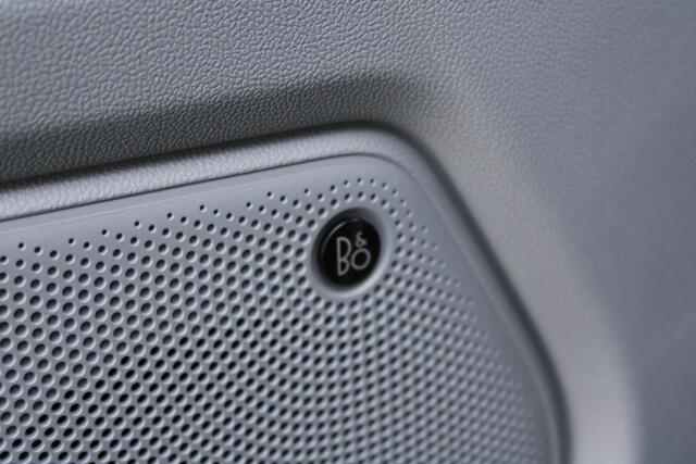 Ford TRANSIT CUSTOM 320 2.5 PHEV L2H1 Sport 233pk | Inklapbare trekhaak | 19 inch lichtmetalen Sport velgen (mat zwart) | Verwarmbaar stuurwiel | Navigatie systeem | B&O speakers