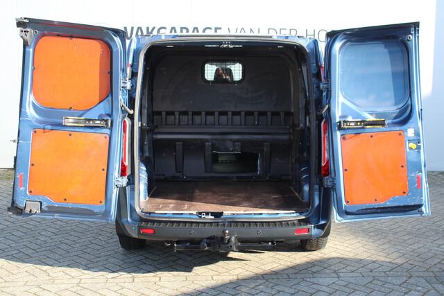 Ford TRANSIT CUSTOM 300 2.0-130pk TDCI L1H1 Trend Dubb. cabine. Trekgewicht 2.500kg ! Airco, stoel- spiegelverwarming, bijrijdersstoel, dubbele cabine, trekhaak, parkeersensoren v+a, navigatie, telefoonvoorb., metallic lak