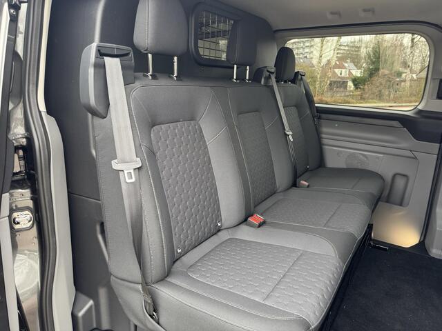 Ford TRANSIT CUSTOM 320 2.5 PHEV L2H1 Limited DC | Dubbele cabine | Adaptive Cruise Control | Groot middenconsole | 8-weg verstelbare & verwarmbare passagiersstoel | 13 polige trekhaak | 17 inch lichtmetalen velgen | Verwarmbaar stuurwiel | Draadloos opladen | Adaptieve LED