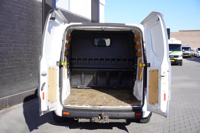 Ford TRANSIT CUSTOM 2.0 TDCI 130PK L2 Dubbele Cabine EURO 6 - Airco - Navi - Cruise - Trekhaak - ¤ 18.950,- Excl.