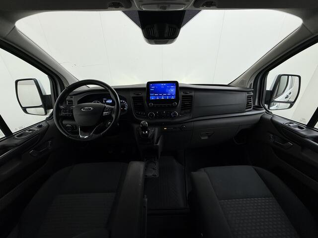 Ford TRANSIT CUSTOM 300 2.0TDCI 130PK Dubbele Cabine L2H1 Trekhaak Navi Camera Airco Cruise Control Pdc Trend DC Schuifdeur Betonplex Vloer Wandbetimmering Bott Inbouwkast Lane Assist 2.800KG Trekgewicht 1e Eigenaar