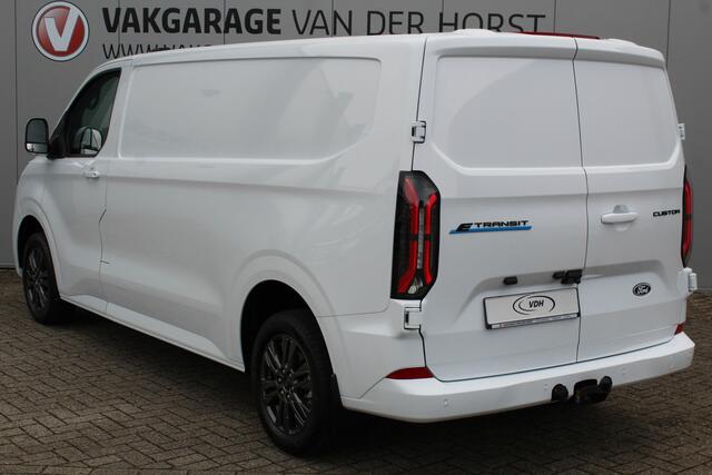 Ford TRANSIT CUSTOM E-Transit ELEKTRISCH 320 L2H1 Limited 65 kWh 218 pk Meerprijs 17" lichtmetalen wielen ¤. 1.500,- Autm. airco, stoel-, spiegel- en voorraamverw., camera, trekhaak, cruise cntrl, navigatie by Apple Carplay/ Android auto, telefoonvoorb., LED verl. etc.