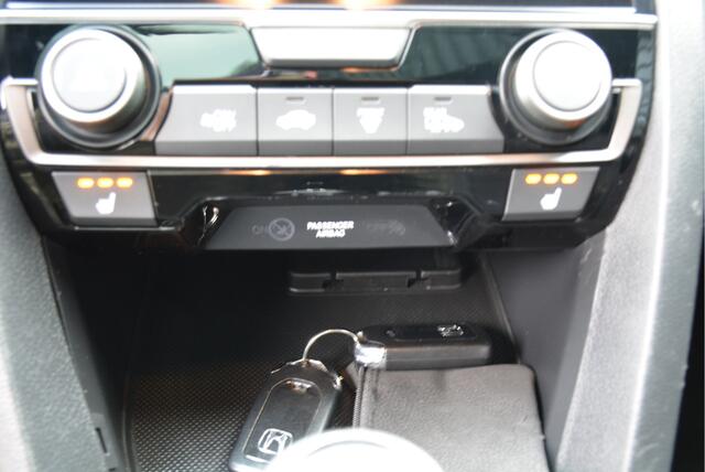 Honda CIVIC 1.0 i-VTEC Executive Panorama Dak Camera Clima Cruise Control Trekhaak Stoelverwarming Carplay Led