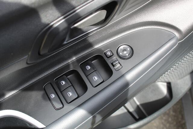 Hyundai Bayon 1.0 T-GDI Premium Sky DAB, extra getint glas achter.