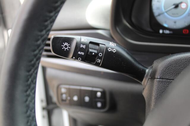 Hyundai Bayon 1.0 T-GDI Premium Sky DAB, extra getint glas achter.