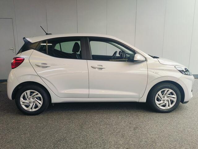 Hyundai I 10 1.0 Comfort Smart AUTOMAAT uit 2024 Rijklaar + Fabrieksgarantie tot 04-2029 Henk Jongen Auto's in Helmond, al 50 jaar service zoals 't hoort!