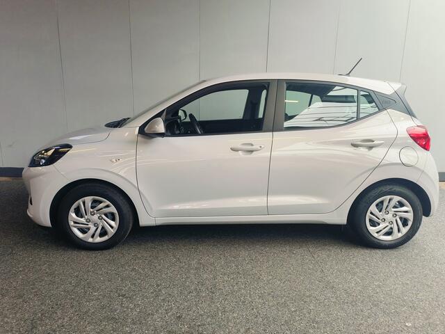 Hyundai I 10 1.0 Comfort Smart AUTOMAAT uit 2024 Rijklaar + Fabrieksgarantie tot 04-2029 Henk Jongen Auto's in Helmond, al 50 jaar service zoals 't hoort!