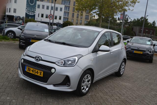 Hyundai I 10 1.0i COMFORT I CENTRALE DEURVERGRENDELING I RADIO I METALLIC KLEUR I EL. RAMEN VOOR & ACHTER I EL. SPIEGELS I CRUISE CONTROLE I 4 SEATER I 1 berijder: eerst in prive lease en daarna overgekocht I LAGE KM STAND, lichte krasjes l.v. Onderhouden door Hyundai