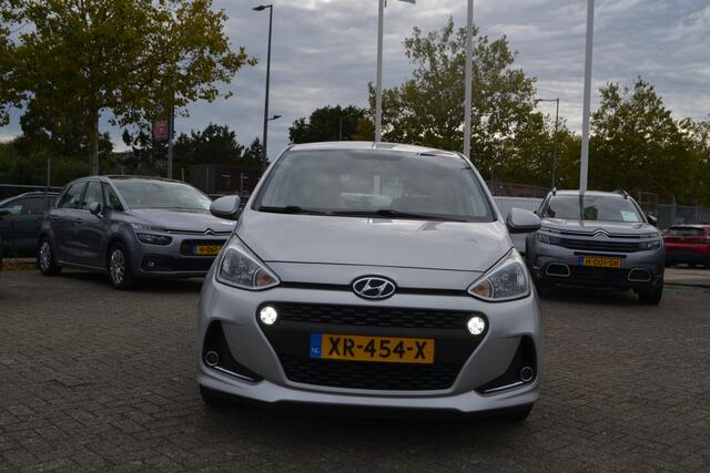 Hyundai I 10 1.0i COMFORT I CENTRALE DEURVERGRENDELING I RADIO I METALLIC KLEUR I EL. RAMEN VOOR & ACHTER I EL. SPIEGELS I CRUISE CONTROLE I 4 SEATER I 1 berijder: eerst in prive lease en daarna overgekocht I LAGE KM STAND, lichte krasjes l.v. Onderhouden door Hyundai
