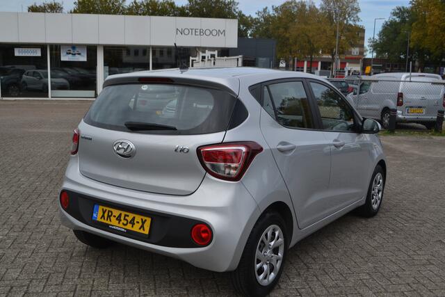 Hyundai I 10 1.0i COMFORT I CENTRALE DEURVERGRENDELING I RADIO I METALLIC KLEUR I EL. RAMEN VOOR & ACHTER I EL. SPIEGELS I CRUISE CONTROLE I 4 SEATER I 1 berijder: eerst in prive lease en daarna overgekocht I LAGE KM STAND, lichte krasjes l.v. Onderhouden door Hyundai