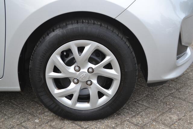 Hyundai I 10 1.0i COMFORT I CENTRALE DEURVERGRENDELING I RADIO I METALLIC KLEUR I EL. RAMEN VOOR & ACHTER I EL. SPIEGELS I CRUISE CONTROLE I 4 SEATER I 1 berijder: eerst in prive lease en daarna overgekocht I LAGE KM STAND, lichte krasjes l.v. Onderhouden door Hyundai