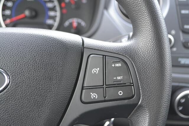 Hyundai I 10 1.0i COMFORT I CENTRALE DEURVERGRENDELING I RADIO I METALLIC KLEUR I EL. RAMEN VOOR & ACHTER I EL. SPIEGELS I CRUISE CONTROLE I 4 SEATER I 1 berijder: eerst in prive lease en daarna overgekocht I LAGE KM STAND, lichte krasjes l.v. Onderhouden door Hyundai