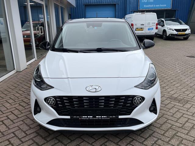 Hyundai I 10 1.0 Comfort Smart 5-zits Automaat Bi-tone wit met zwart dak, AppleCarPlay/AndroidAuto, navigatie, achteruitrij camera, cruise control, parkeersensoren achter,