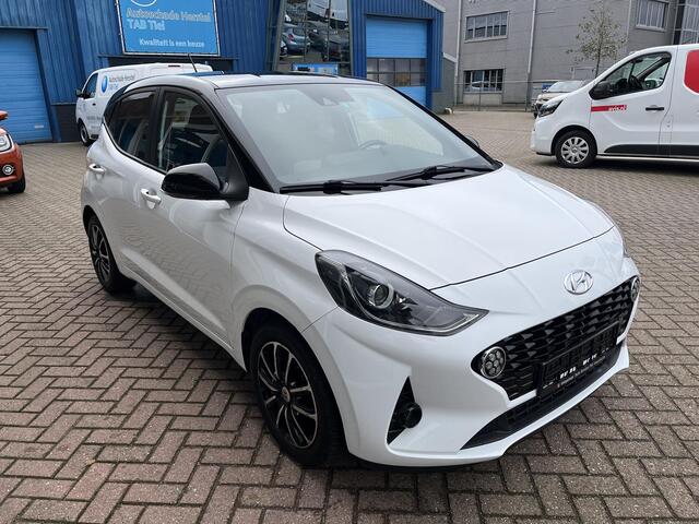 Hyundai I 10 1.0 Comfort Smart 5-zits Automaat Bi-tone wit met zwart dak, AppleCarPlay/AndroidAuto, navigatie, achteruitrij camera, cruise control, parkeersensoren achter,