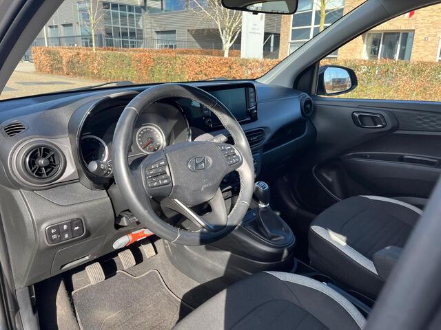 Hyundai I 10 1.0 Premium Zwart Dak | Camera | Carplay | Cruise | Two-Tone | Armsteun voor | NAVI