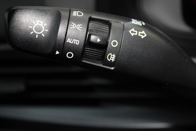 Hyundai I 20 1.0-100pk T-GDI Comfort. Correct nette en subliem rijdende wagen ! Airco, navigatie, telefoonvoorb., cruise control, LM wielen, lane assist, metallic lak, digitaal dashboard, Apple carplay/Android auto, DAB radio etc.