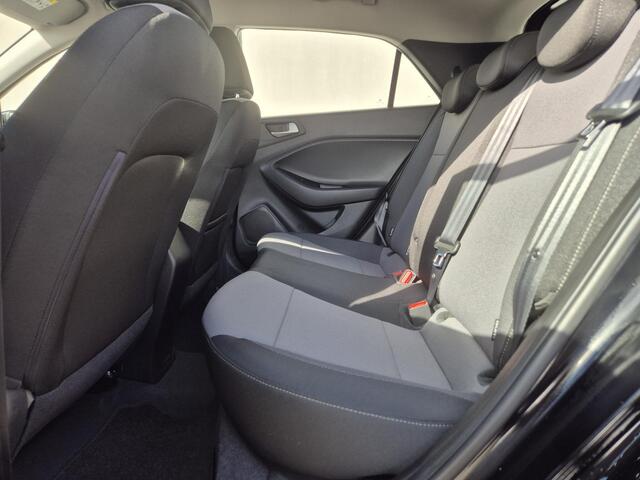 Hyundai I 20 1.0 T-GDI Comfort / Dealer onderhouden / Cruise control / Navigatie / Achteruitrijcamera / Apple Carplay Android Auto / Climate control / Parkeersensoren achter / Lichtmetalen wielen 15" /