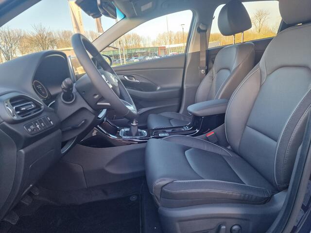 Hyundai I 30 1.5 T-GDi MHEV Premium | ¤2000 KORTING | AFNEEMBARE TREKHAAK | ALL SEASON BANDEN | STOEL/-STUUR VERWARMING |