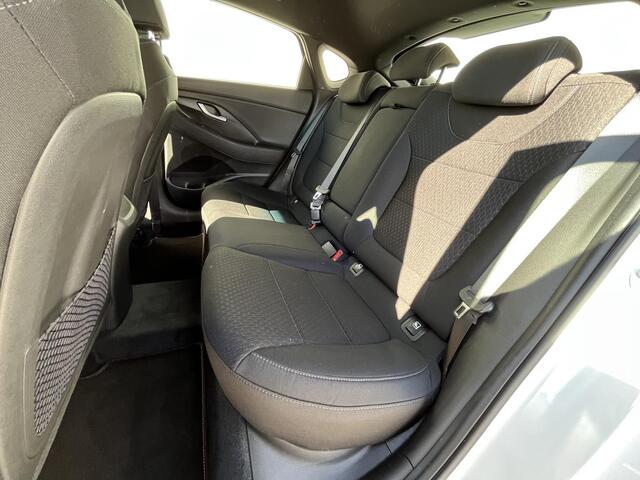 Hyundai I 30 Fastback 1.4 T-GDI 140PK N Line / Navigatie / Keyless / Achteruitrijcamera / Climate control / Cruise control / Draadloze telefoonlader / Fabr. garantie tot 04-04-2025 / 1e eigenaar / N-Line / 1.410kg Trekgewicht