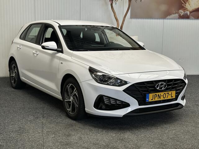 Hyundai I 30 1.0 T-GDi MHEV COMFORT AUTOMAAT ACHTERUIT RIJ CAMERA APPLE CARPLAY NAVIGATIE LM 16 INCH CLIMA SCHAKELFLIPPERS STUURBEDIENING, STOELVERWARMING ZEER MOOI !!