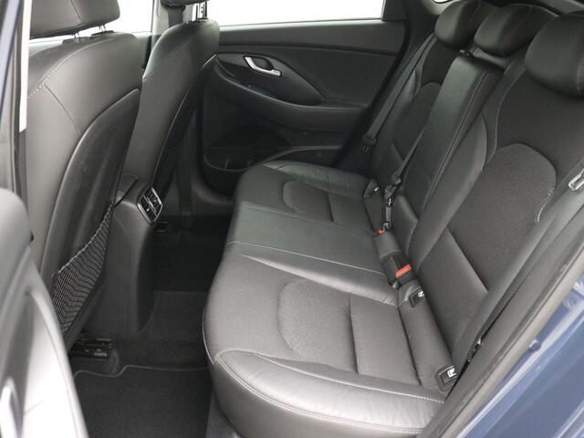 Hyundai I 30 1.0 T-GDI 120PK Premium Fastback / Navigatie / Apple CarPlay & Android auto / 17" LMV / Airco Climat control / Cruise Control / Parkeersensoren voor & achter / Achteruitrijcamera / Keyless Entry & Start&Go /