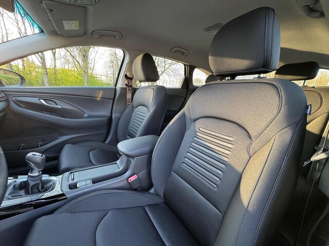 Hyundai I 30 Wagon Comfort 1.0 T-GDi 115pk | CRUISE CONTROL | CAMERA | PARKEERSENSOREN V + A | APPLE CARPLAY / ANDROID AUTO | NAVI | DRAADLOZE TELEFOONLADER | CLIMA |