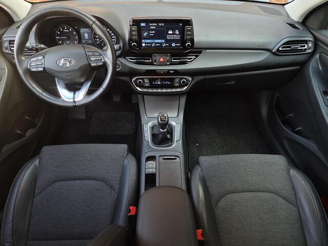 Hyundai I 30 1.0 T-GDi MHEV Comfort Smart / Dealer onderhouden / Fabrieksgarantie tot 09-2028 / Navigatie d.m.v. Apple carplay/Android auto / Stuur- & Stoelverwarming / Achteruitrijcamera / Cruise control / Keyless Entry/Start / Climate control /