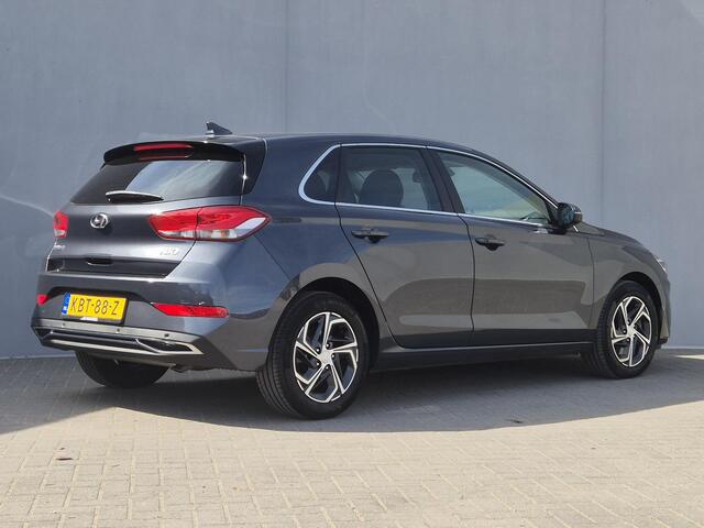 Hyundai I 30 1.0 T-GDi MHEV Comfort Smart / Dealer onderhouden / Fabrieksgarantie tot 09-2028 / Navigatie d.m.v. Apple carplay/Android auto / Stuur- & Stoelverwarming / Achteruitrijcamera / Cruise control / Keyless Entry/Start / Climate control /