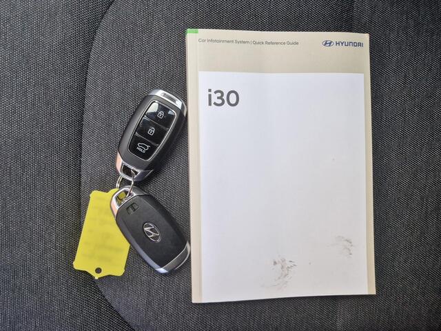 Hyundai I 30 1.0 T-GDi MHEV Comfort Smart / Dealer onderhouden / Fabrieksgarantie tot 09-2028 / Navigatie d.m.v. Apple carplay/Android auto / Stuur- & Stoelverwarming / Achteruitrijcamera / Cruise control / Keyless Entry/Start / Climate control /