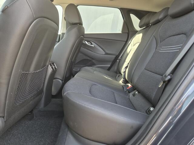 Hyundai I 30 1.0 T-GDi MHEV Comfort Smart / Dealer onderhouden / Fabrieksgarantie tot 09-2028 / Navigatie d.m.v. Apple carplay/Android auto / Stuur- & Stoelverwarming / Achteruitrijcamera / Cruise control / Keyless Entry/Start / Climate control /
