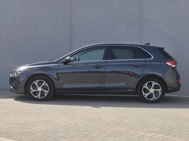 Hyundai I 30 1.0 T-GDi MHEV Comfort Smart / Dealer onderhouden / Fabrieksgarantie tot 09-2028 / Navigatie d.m.v. Apple carplay/Android auto / Stuur- & Stoelverwarming / Achteruitrijcamera / Cruise control / Keyless Entry/Start / Climate control /