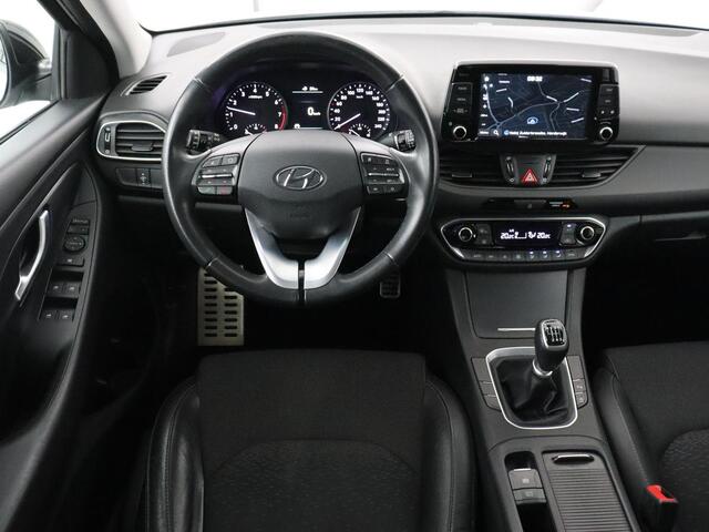 Hyundai I 30 Fastback 1.0 T-GDI Premium | Carplay | Half leder | Full LED | Navigatie | Keyless | Climate control | Camera | Bluetooth | Cruise control | Parkeerhulp