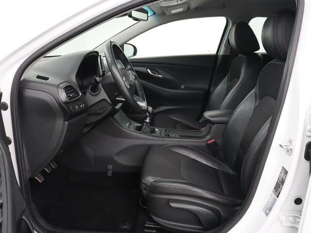 Hyundai I 30 Fastback 1.0 T-GDI Premium | Carplay | Half leder | Full LED | Navigatie | Keyless | Climate control | Camera | Bluetooth | Cruise control | Parkeerhulp