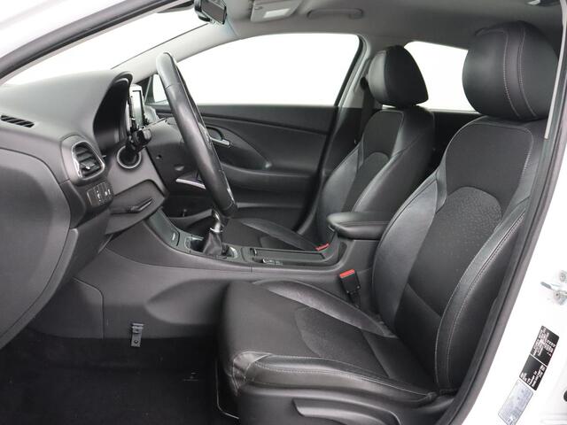 Hyundai I 30 Fastback 1.0 T-GDI Premium | Carplay | Half leder | Full LED | Navigatie | Keyless | Climate control | Camera | Bluetooth | Cruise control | Parkeerhulp