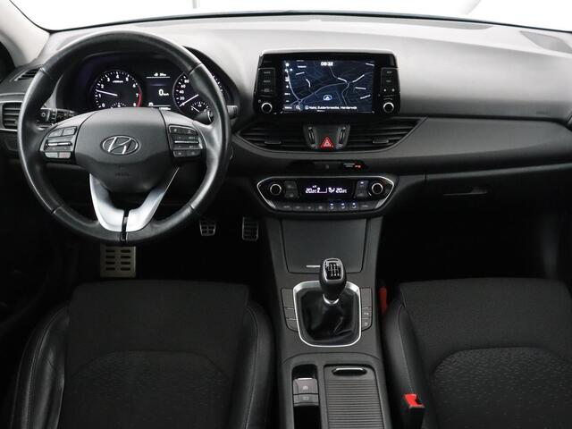 Hyundai I 30 Fastback 1.0 T-GDI Premium | Carplay | Half leder | Full LED | Navigatie | Keyless | Climate control | Camera | Bluetooth | Cruise control | Parkeerhulp