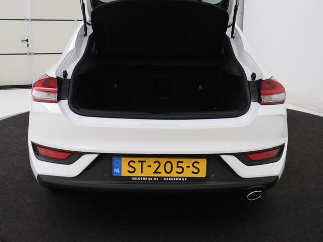 Hyundai I 30 Fastback 1.0 T-GDI Premium | Carplay | Half leder | Full LED | Navigatie | Keyless | Climate control | Camera | Bluetooth | Cruise control | Parkeerhulp