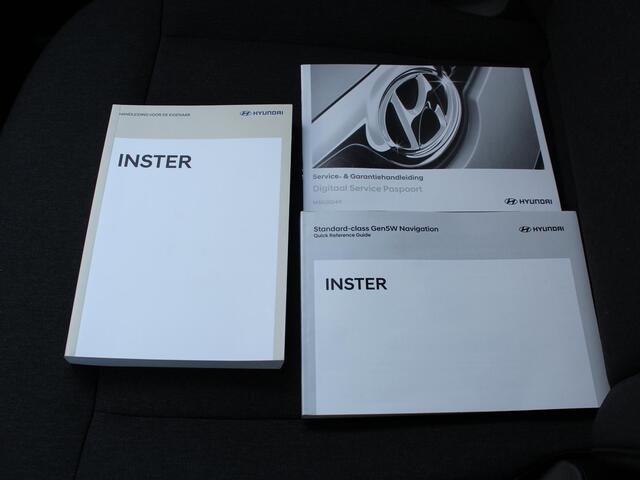 Hyundai INSTER Pulse 49 kWh / Winter Pack / Stoel- + Stuurverwarming / Navigatie + Apple Carplay/Android Auto / Climate Control / Keyless Entry & Start / Warmtepomp /