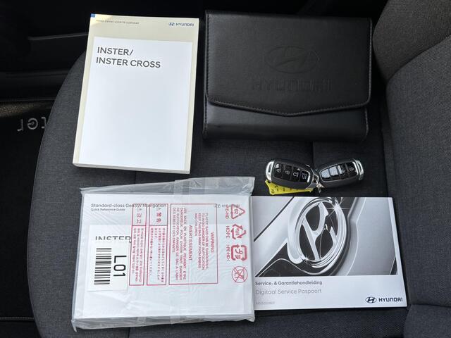 Hyundai INSTER Evolve Sky Plus 49 kWh Automaat / Fabrieksgarantie tot 24-03-2030 / Stoel- en Stuurverwarming / Apple CarPlay/Android Auto / Adaptieve Cruise Controle / 360/Rondom Zicht Camera / Navigatie /