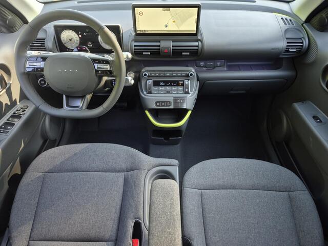 Hyundai INSTER Cross Plus 49 kWh / uit voorraad leverbaar!! / Fabrieksgarantie tot 07-2030 / CCS snellader / Warmtepomp / WLTP bereik 293 km bereik stad 434 km / Stuur- & Stoelverwarming / Rondomzicht camera / Draadloze telefoon lader / Adaptief cruise control /
