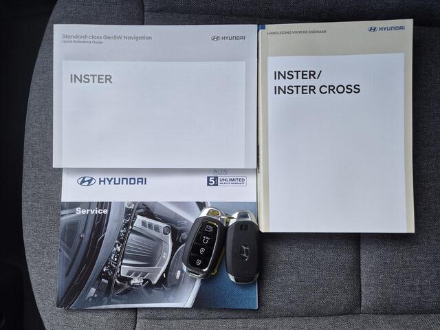 Hyundai INSTER Cross Plus 49 kWh / uit voorraad leverbaar!! / Fabrieksgarantie tot 07-2030 / CCS snellader / Warmtepomp / WLTP bereik 293 km bereik stad 434 km / Stuur- & Stoelverwarming / Rondomzicht camera / Draadloze telefoon lader / Adaptief cruise control /
