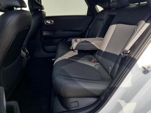 Hyundai IONIQ 6 Connect 77.4 kWh Automaat / Lederen Bekleding / Elektr. Achterklep / Cruise Control Adaptief / Camera / Navigatie / Stoelverwarming