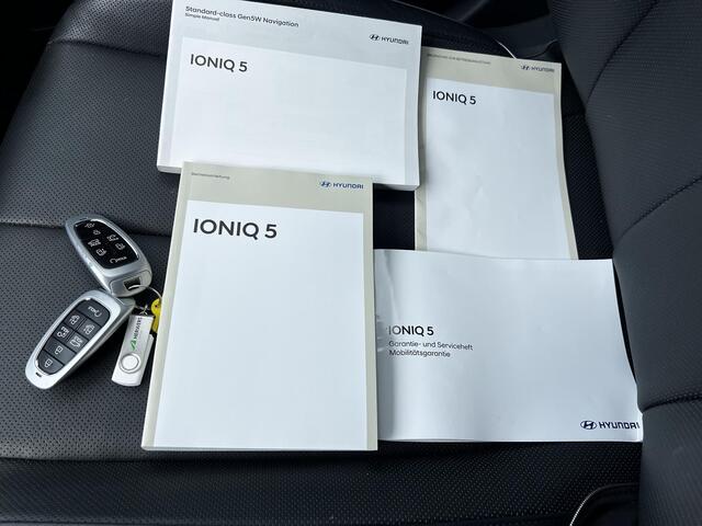 Hyundai IONIQ 5 Lounge AWD 77.4 kWh automaat / Dealer onderhouden / Relax Pakket / weinig km / HUD / Camera 360° / Leder / Elektrische stoelen en klep / 20" LM wielen /