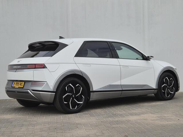 Hyundai IONIQ 5 Lounge 77.4 kWh Automaat / HUD / Apple Carplay Android Auto / Stuur-, Stoel en Achterbankverwarming / Rondomzicht camera / Elektrische achterklep / Trekgewicht 1600 kg / Bose Audio Systeem / Warmtepomp /