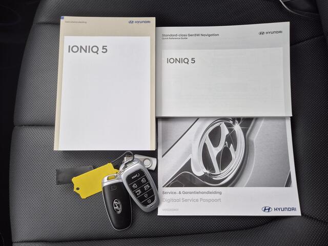 Hyundai IONIQ 5 Lounge 77.4 kWh Automaat / HUD / Apple Carplay Android Auto / Stuur-, Stoel en Achterbankverwarming / Rondomzicht camera / Elektrische achterklep / Trekgewicht 1600 kg / Bose Audio Systeem / Warmtepomp /
