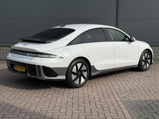 Hyundai IONIQ 6 Connect 77.4 kWh Automaat / Lederen Bekleding / Elektr. Achterklep / Stoel Verkoeling+Verwarming / 18" LM Velgen / Cruise Control Adaptief / Camera / Navigatie /