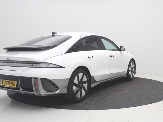 Hyundai IONIQ 6 Lounge 77.4 kWh / Dealeronderhouden / NL auto / Stoel-, Stuur en Achterbankverwarming / Elektrische Stoelen / Stoelgeheugen / 360 Camera / Warmtepomp / Dodehoek Camera / HUD Display / Full Option /