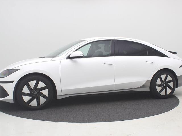 Hyundai IONIQ 6 Lounge 77.4 kWh / Dealeronderhouden / NL auto / Stoel-, Stuur en Achterbankverwarming / Elektrische Stoelen / Stoelgeheugen / 360 Camera / Warmtepomp / Dodehoek Camera / HUD Display / Full Option /
